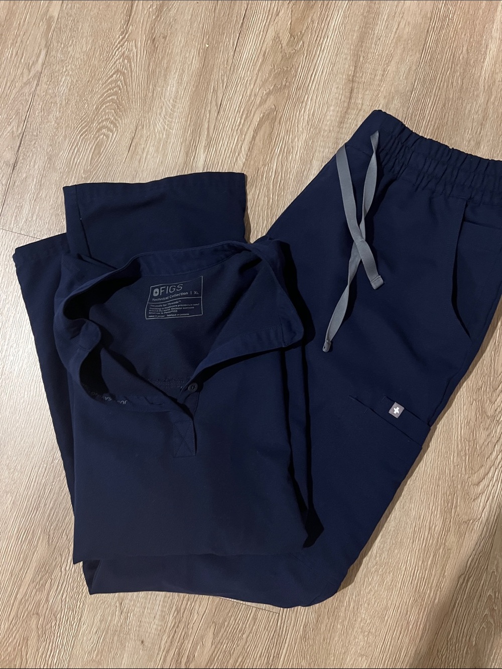 FIGS women’s Navy dowa Scrub Pants and Rafaela top